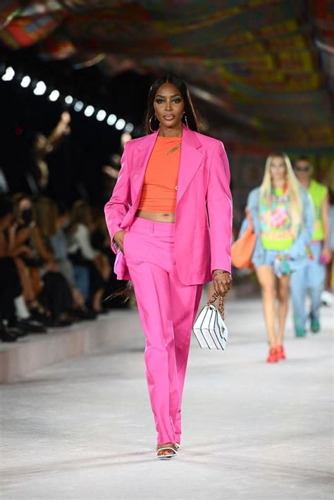 naomi campbell sfilata versace 2021|versace spring 2022.